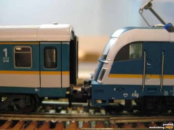 der leider völlig falsche 1. Klasse Wagen passt fast von der Höhe