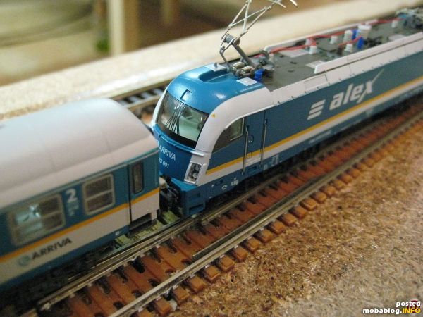 Wird recht interessant die drei unterschiedlichen Wagen auf eine gleiche Höhe zu bringen und dann noch den Taurus tiefer zu legen. Trotz Mängel ein schöner Zug und passt farblich auch ...
