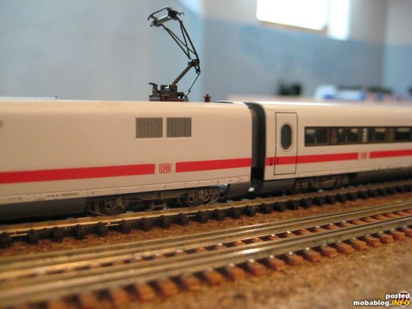 am Dach des Wagens fehlt eigentlich nur noch die Hochspannungsleitung. Mehr hat der Messwagen 810 101-6 wohl nicht.