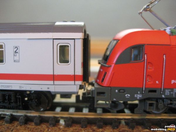 und das musste sein, mit einem unbearbeiteten Fleischmannwagen, nur so zum gruseln. Soll das wirklich die gleiche Firma sein?