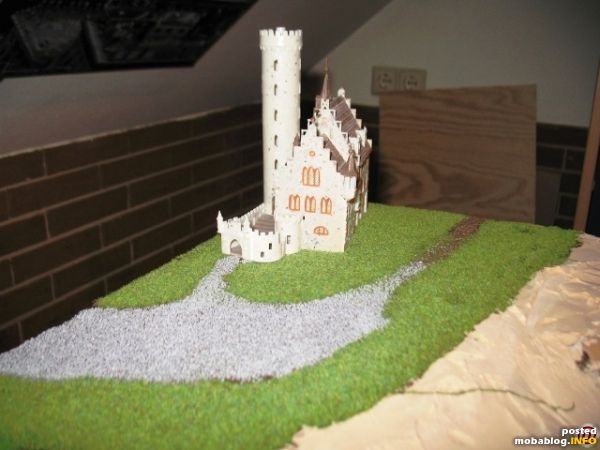 Die Burg mit Vorplatz: