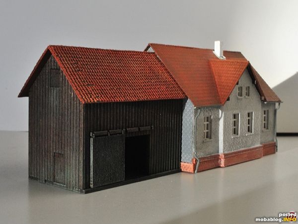 Dieses Wohnhaus entstand aus dem oberen Stockwerk des Eisenbahner-Wohnhauses von Kibri. Die angrenzende Scheune ist von Busch und wurde neu eingedeckt.