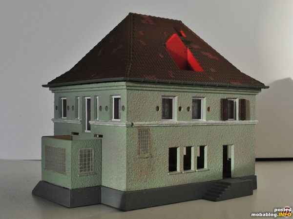 Die Bahnhofsgaststätte ist noch nicht ganz fertig. Der Bausatz von Kibri liegt derzeit dem Katalog bei und wurde von mir komplett farblich überarbeitet. Die Fenster entstanden im Eigenbau.
