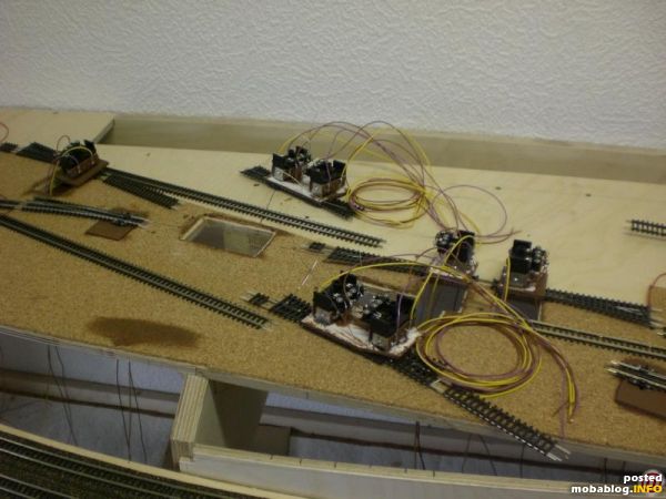 Beispiel einer Weichstraße im Bau. Die Ausschnitte für die Antriebe wurden mit einer Oberfräse hergestellt. Eine Schablone und der