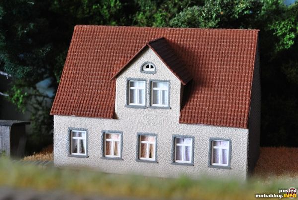 Dieses Wohnhaus entstand aus den oberen Etagen der Post von Vollmer. Die Gaube wurde auf die Seitenwände aufgesetzt. Giebelwände und Dacheindeckung entstanden aus Noch-Strukturfolie.