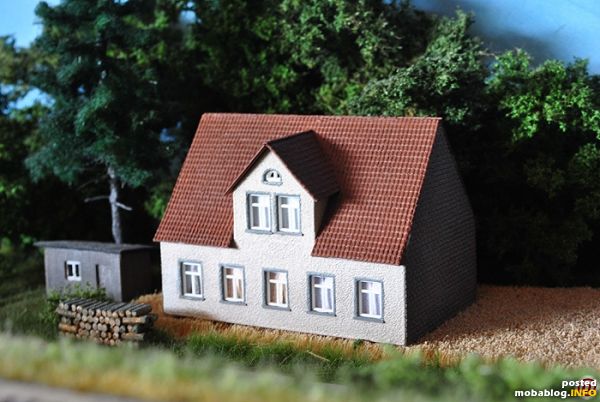 Dachrinnen, Fallrohre und Schornsteine müssen noch ergänzt werden.