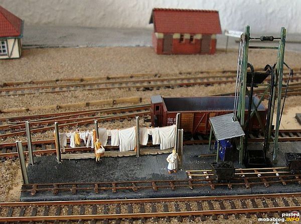 Als erstes wurde das Fundament in alle Richtungen verbreitert, dann habe ich Schienenprofile eingepflanzt und auf 20mm Höhe abgeknipst. Meine Preiserlein fanden, daß es wie Wäschepfähle aussah und haben sie ...