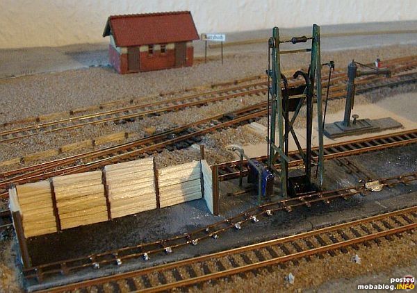 In der Newsgroup de.rec.modelle.bahn frug ich dann nach Ideen für einen Gleisplan und hab daraufhin noch eine Drehscheibe gebastelt.