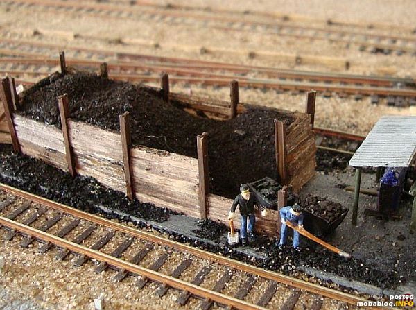 Zum Schluß wurde noch ein Stück Styrodur angepaßt, in Kohlenhaufenform geschnitzt, schwarz angemalt und mit gesiebten Brikettkrümeln bestreut, auch die Hunte wurden mit Kohle gefüllt.
Hoffe, die kleine Bastelei gefällt euch. ...