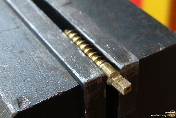 Warum die 1mm-Bohrung, wo 0.5mm gereicht hätten? Ich bin Grobmotoriker, wenn sich was bewegen soll, braucht es eine 1mm-Achse. Basta.
Bewegen ist das nächste Stichwort: Die Achse der Laterne sitzt so ...