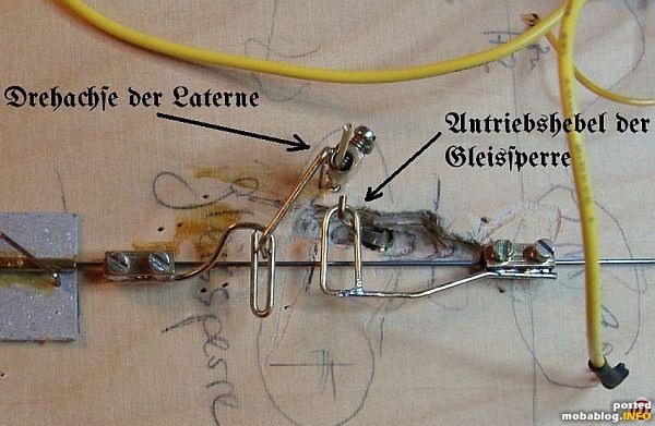 (Ja, die Beschriftung ist in Fraktur! Das ist immerhin ein Epoche2-Stelldraht!)
Zuletzt bekam die Laterne noch ein Dach aus Kupferblech, einen Schlot für die Petroleumlampe und vier 2x2mm große Signalbilder: