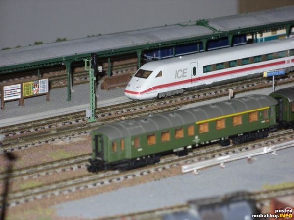 In Karlsberg Hbf wartet eine ICE 2 Garnitur auf Ausfahrt