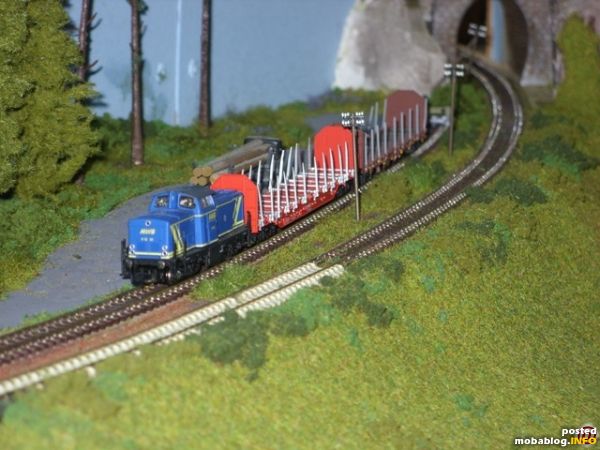 MWB V12 52 hat gerade eine leere Holzwagenfuhre an die Verladerampe in Reichenbach gedrückt.