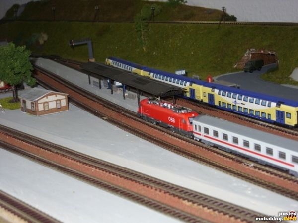 Eine RH 1216 durcheilt mit Ihrem EC Mittelstadt. Der Metronom auf Gleis 14 bekommt in Kürze Ausfahrt.