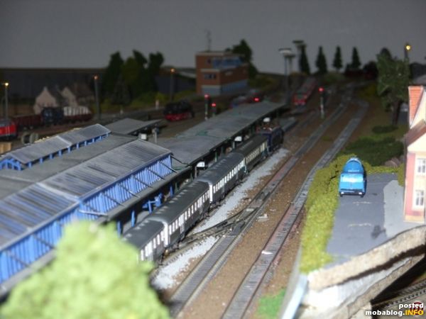 Im Karlsberger Hbf wartet ein Eilzug mit 110 222 an der Spitze auf den Abfahrauftrag