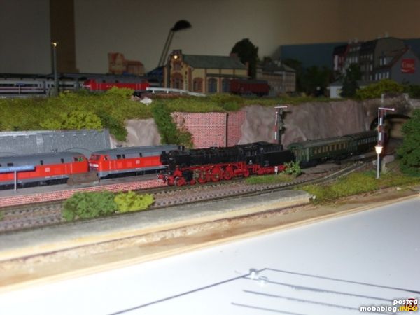 011 066 durchfährt mit ihrem D-Zug Karlsberg Westerhausen. 218 225 und 356 warten die Kreuzung ab, denn die nicht elektrifizierte Hauptbahn ist eingleisig.