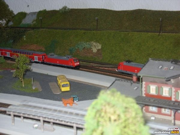 In Mittelstadt begegnen sich der IR nach Konstanz und der RE nach Karlsberg Hbf.