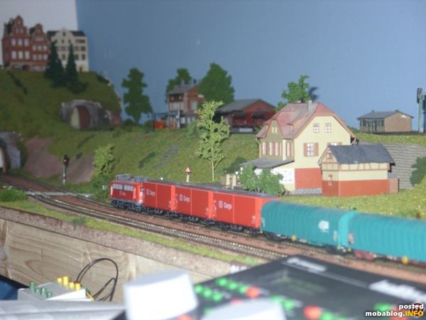 139 262 muss warten bis der Vorausfahrende Kesselwagenzug den Block wieder frei gibt. Im Hintergrund ist der Bahnhof Rauenstein zu sehen. Dort endet die Strecke am Tunnel, von wo es ...
