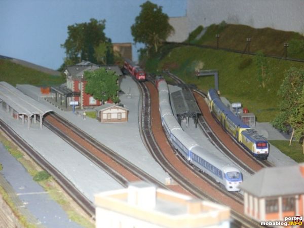 Blick auf den Bahnhof Mittelstadt. Die linke Strecke führt nach Kassel und die rechte nach Bebra.