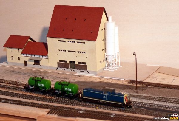 als "Nachschlag" die Stellprobe vom Lagerhaus und
und hier die endlich fertige V29 mit den Rollböcken unterwegs
http://www.youtube.com/watch?v=OlTH7Tk-IUE