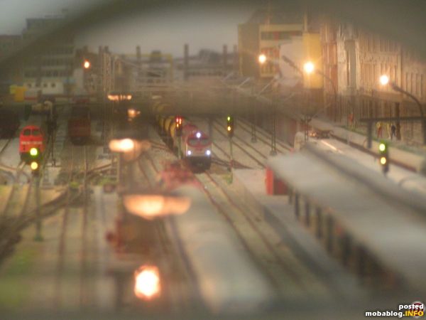 blick durch die moderne Bahnhofshalle oberhalb der Gleise