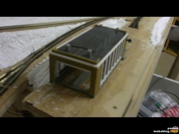 Und einmal von hinten, in der Rückwand habe ich mit einem Dremel eine 2. Ausfahrt hinein gemacht. Später sollen die Züge durch die Kulisse verschwinden können, da ich Triebwagen der ...