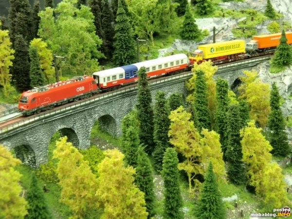 Rolla mit 20 LKWs - mittlerweile alle zugerüstet mit Rückspiegeln, Heckblenden, Spritzlappen und Decals von FKS.