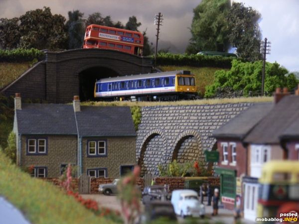 BR Class 121 NSE No. 55022 erreicht vom Fiddle Yard kommend die Straßenbrücke bei Philtown.