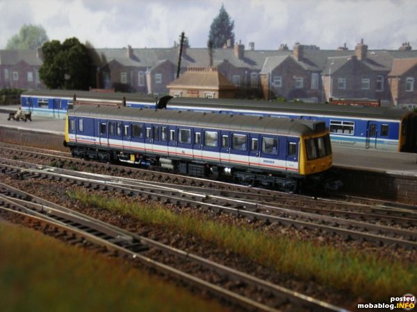 Das Geschäft im Personenverkehr teilt sich die Class 121 mit der zweiteiligen Class 150 (im Hintergrund das Grafar-/Bachmann-Modell in Regional Railways Livery).