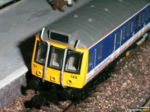 Besonders markant für die Class 121 sind die beiden geschwungenen Abgasrohre an nur einer Führerstandseite.