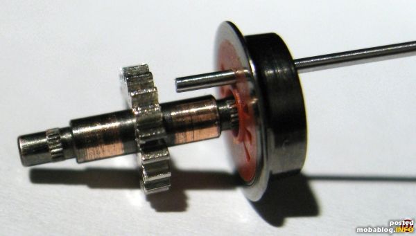 - Neue Radscheiben mit Bohrer 1,5mm leicht aufbohren, so dass sie sich mit geringem Kraftaufwand auf den glatten äußeren Abschnitt der Achse aufschieben lassen.
- Bohrung der Kuppelstangennieten mit Reibahle oder ...