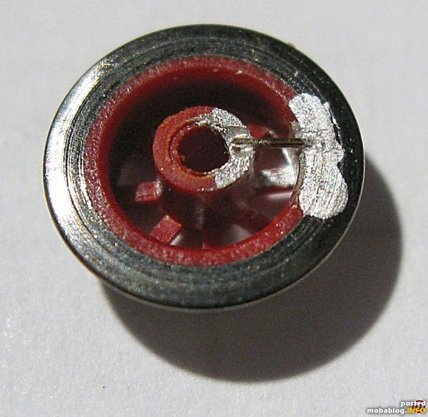 - Mit Leitlack habe ich ein kleines Drahtstück ø ca. 0,2mm eingeklebt. Zunächst habe ich es ohne den Draht nur mit Leitlack versucht. Das hat nicht funktioniert. Der Leitlack hat ...