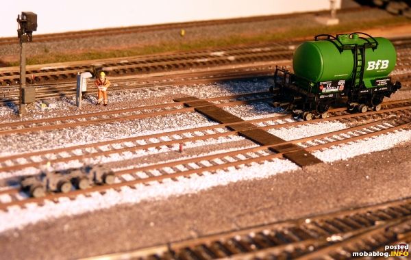 der Rangierer melden den Tankwagen an der Rollbockgrube an