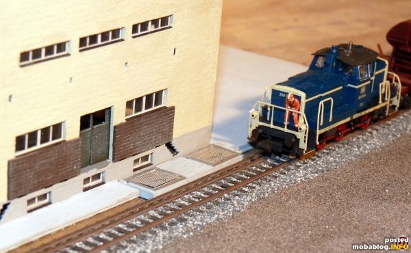 am Lagerhaus kann man Getreide/Futtermittel und Dünger aus Selbstentladewagen anliefern
die V60 fährt mit einem Tadgs vor die Entladestelle