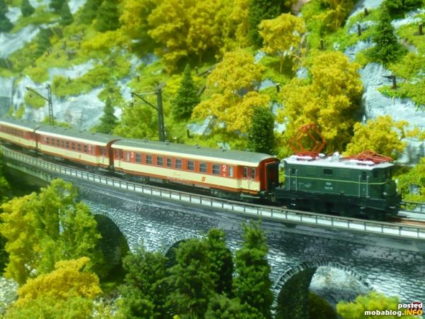 1045 mit Jaffa-Eilzugwagen am Mayentalviadukt
