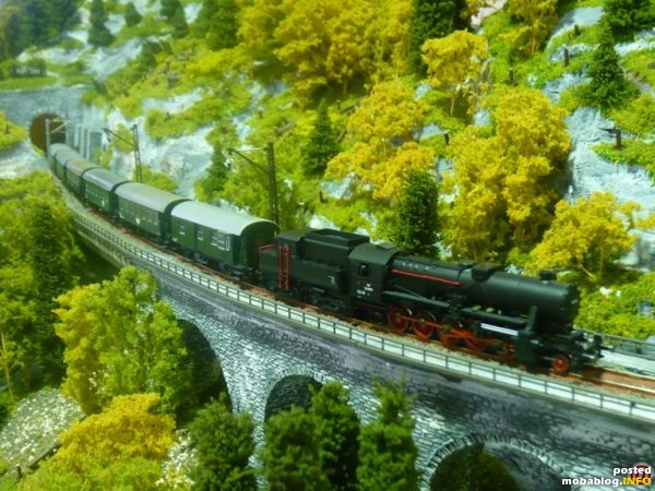 BR 52 im Nostalgie-Einsatz mit Spantenwagen am Mayentalviadukt