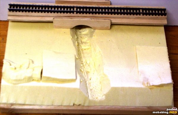 Das Flussbett lässt sich tatsächlich sehr leicht mittels Cuttermesser und Halbrundraspel formen.
