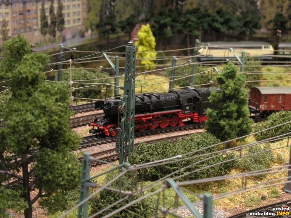 Hier schleppt eine 050 ihren Güterzug. Im Hintergrund die 216 mit einem Nahverkehrszug.