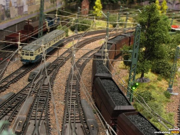Minuten später ist an gleicher Stelle eine 194 mit schwerem Kohlezug und ein ETA 515 unterwegs.