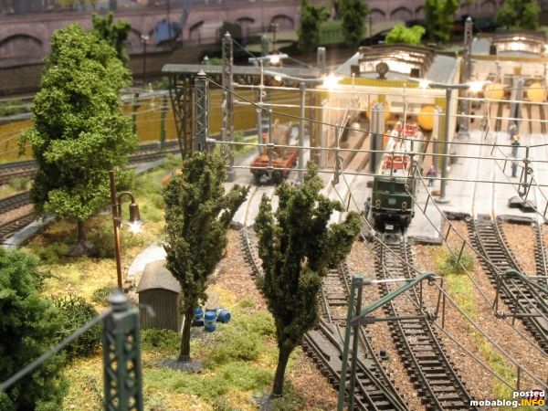Neben der Rampe befindet sich der Ellok-Schuppen. Derzeit parkt eine 150.