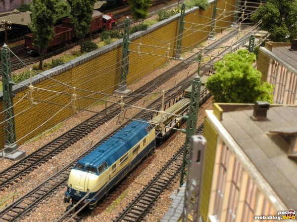 Auf der Rampe ist eine 220 in neuer Lackierung mit einem Stahlzug unterwegs.