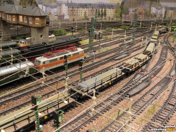 Etwas später fährt der Stahlzug in den Bahnhof ein.