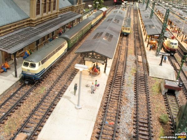 Am Bahnhof auf Gleis 1 wartet die 216 auf Ausfahrt, während auf Gleis 3 soeben der ETA 515 eingefahren ist. Die Gleise 1-4 gehören zur nicht elektrifizierten Nebenstrecke.