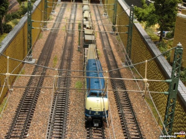 ... Minuten später die 220 mit ihrem Stahlzug.