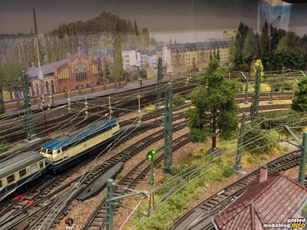 Die 218 mit Schnellzug unmittelbar nach der Ausfahrt.
