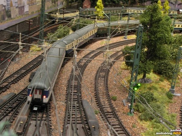 Den Schluss des Schnellzuges bildet ein Popwagen. Im Hintergrund die 216.