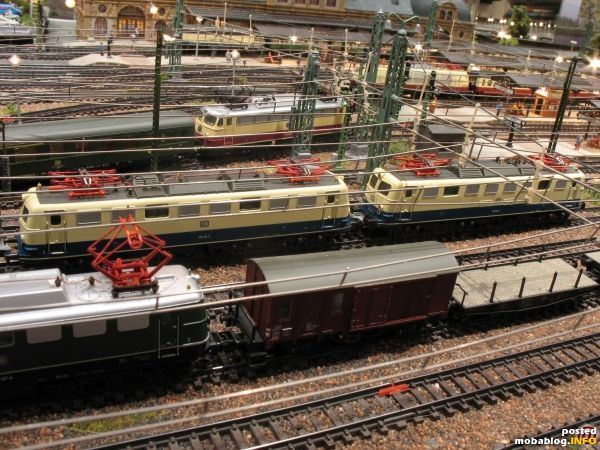Am Bahnhof warten zwei 150er im neuen Lack auf die nächsten Aufgaben.