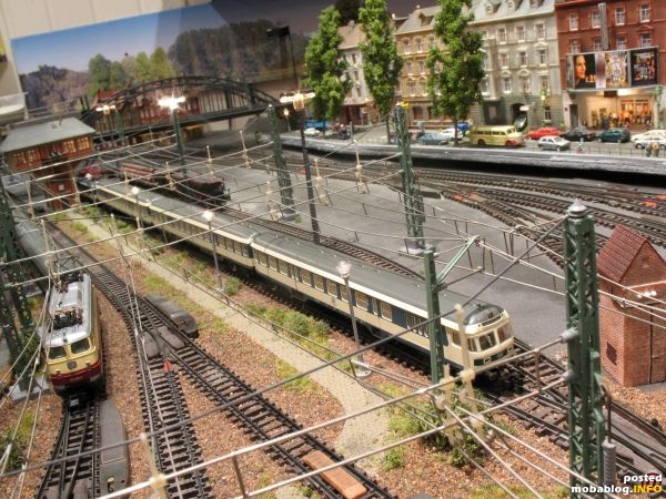 An der Westausfahrt wartet der Karlsruher Zug mit passender 141.