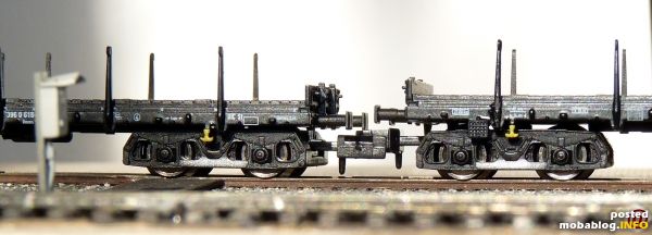 hier im Bild der Unterschied bei den Wagen: links ca. 1mm tiefer, rechts wie geliefert.