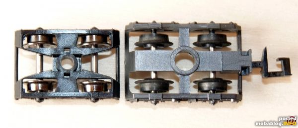 hier mal ein Verlgeich mit einem MTR Güterwagendrehgestellt. Das Bild spricht für sich, denke ich.
Egal welcher Untertyp des DGs hier genau nachgebildet ist, das neue DG von Hobbytrain sieht ...